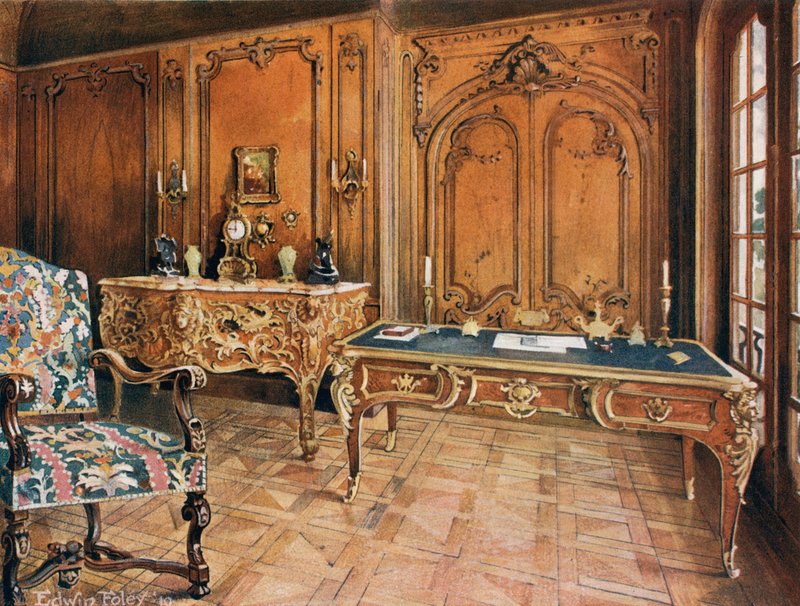 Burkolt szoba: francia – a regence stílusa. Faragott tölgyfa szék. Ormolu-szerelt mahagóni íróasztal. Ormolu-ra szerelhető bombakomód, Charles Cressent alkotó: Edwin John Foley