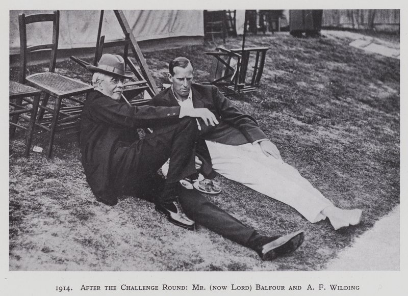 1914, A Challenge Round után, Mr (most Lord) Balfour és A F Wilding (fekete-fehér fotó) alkotó: English Photographer