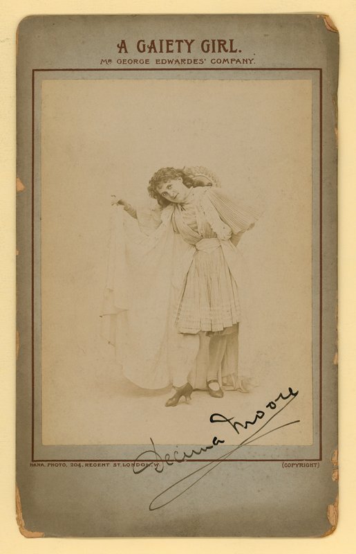 Vidám lány – Decima Moore alkotó: English Photographer