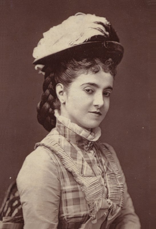A. Patti alkotó: English Photographer