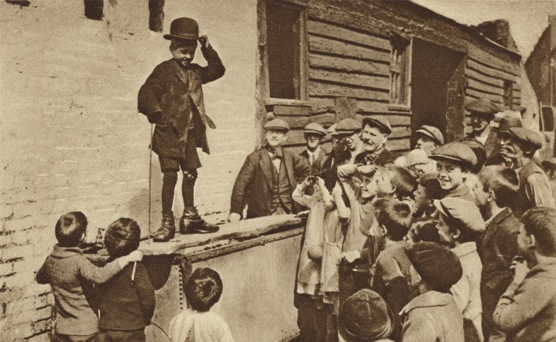 Az East End egy kezdő humoristája Charlie Chaplin utánzatát adja elő (fekete-fehér fotó) alkotó: English Photographer
