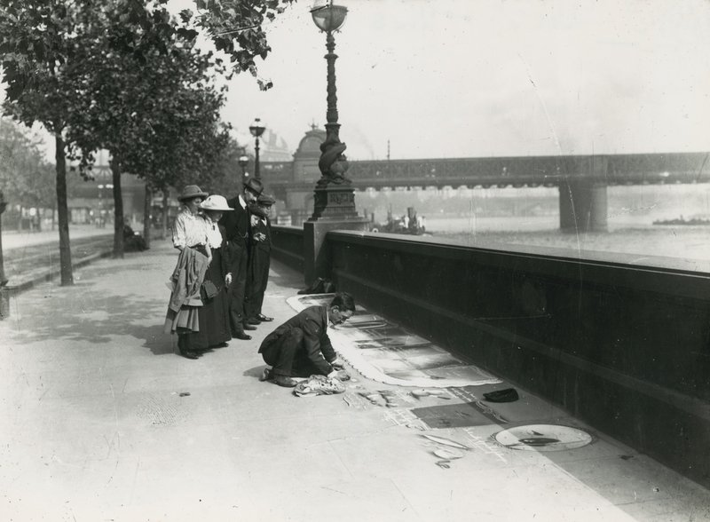 Egy járdaművész a rakparton alkotó: English Photographer