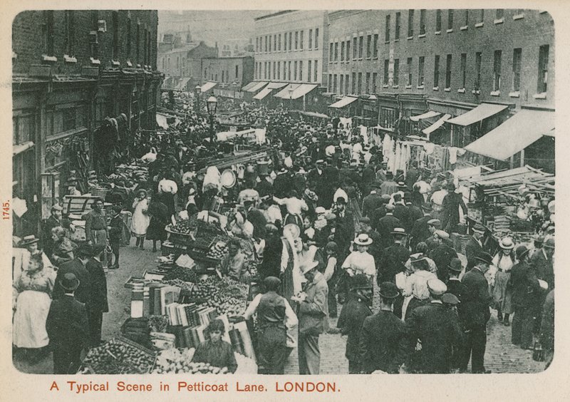 Tipikus jelenet a Petticoat Lane-en, Londonban alkotó: English Photographer