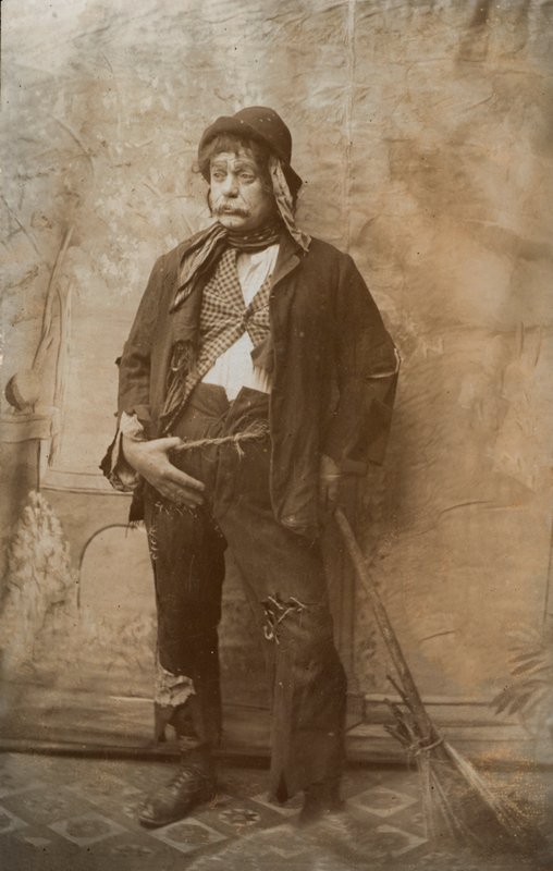 Utcai takarítónak öltözött színész (fekete-fehér fotó) alkotó: English Photographer