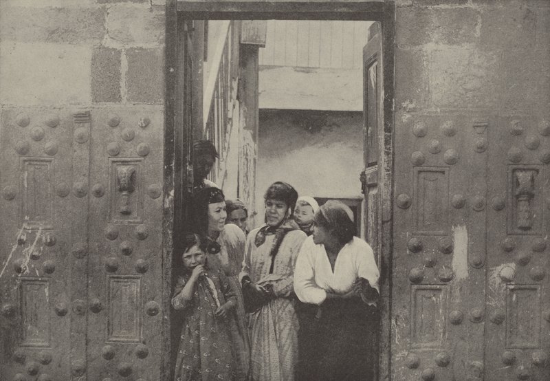 Ősi kőajtók, Tiberias, Egy város a Galileai-tónál, melynek szomszédságában a mi Megváltónk ? alkotó: English Photographer