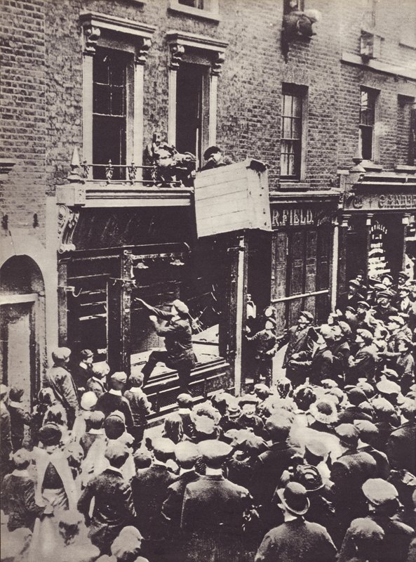 Támadás a német üzlet ellen Londonban, 1914 alkotó: English Photographer