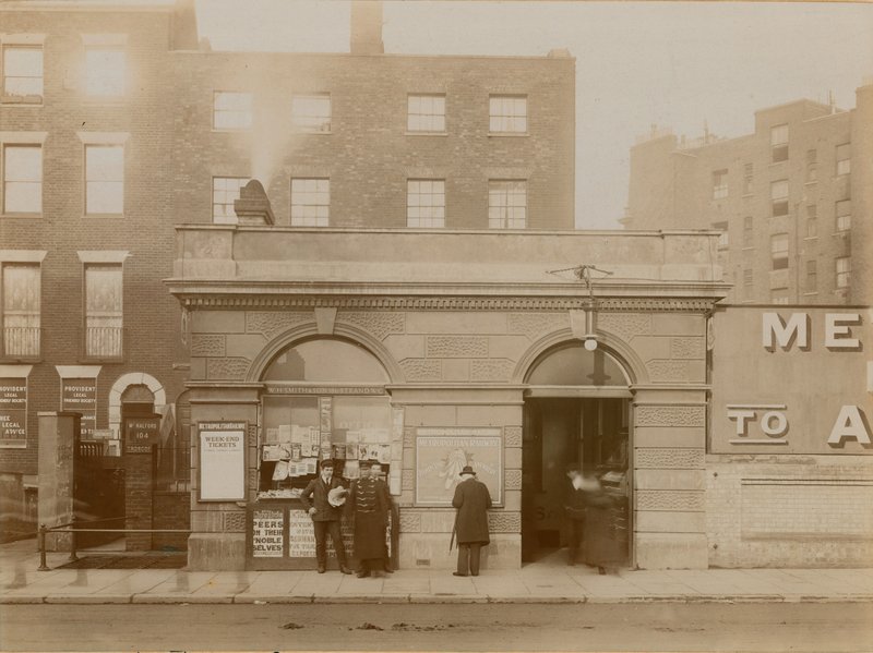 Baker Street pályaudvar, keleti bejárat, Marylebone Road, London; A fénykép 1908 májusában készült alkotó: English Photographer