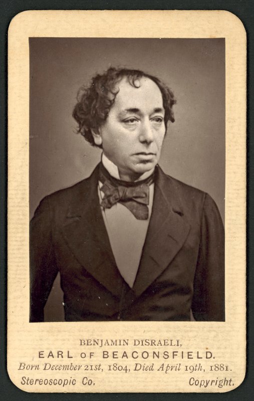 Benjamin Disraeli, Beaconsfield grófja, emlékfotós kártya (f/w fotó) alkotó: English Photographer