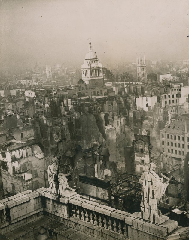 Bombakárosodás kép a Szent Pál-székesegyház tetejéről alkotó: English Photographer
