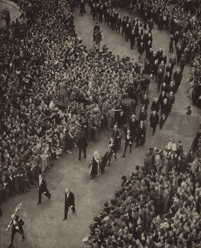 Winston Churchill brit miniszterelnök és kabinetje a westminsteri Szent Margit-templomba sétálva köszönetnyilvánításért a náci Németország általi invázió fenyegetése alól, 1945. május 8-án (f/w fotó) alkotó: English Photographer
