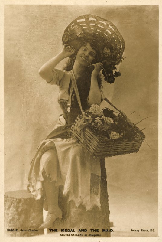 Sylvia Sablanc brit színésznő Josephine szerepében Az érem és a szobalány című filmben (fekete-fehér fotó) alkotó: English Photographer