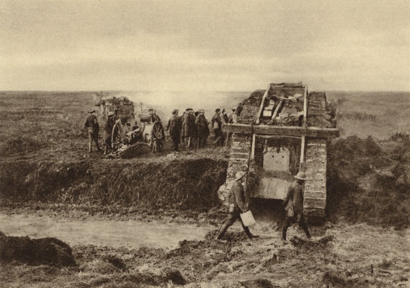 Brit harckocsiszázad tüzérségi állások mellett halad el Graincourtnál, hogy megtámadják a Bourlon Woodot, a cambrai-i csata, Franciaország, I. világháború, 1917. november (f/w fotó) alkotó: English Photographer