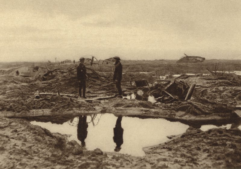 A brit tankok elakadtak a sárban, mielőtt elérhették volna a német vonalakat a belgiumi Ypresnél, az első világháború alkotó: English Photographer