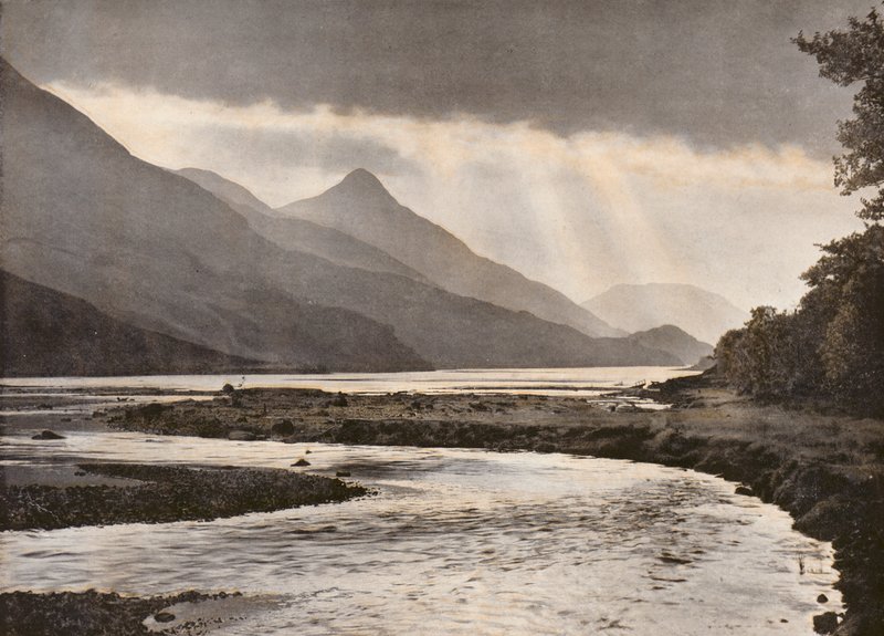 Tomboló vihar a Glencoe-i Pap fölött (színes fotó) alkotó: English Photographer