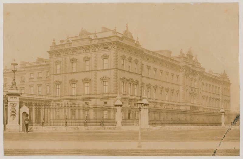 Buckingham-palota, 1876 alkotó: English Photographer