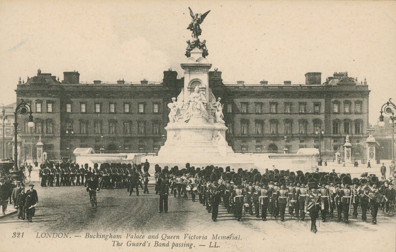 Buckingham-palota és Viktória királynő emlékműve; A Gárda Banda elhalad alkotó: English Photographer