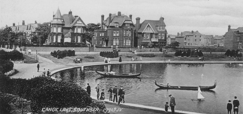 Canoe Lake, Southsea (f/w fotó) alkotó: English Photographer