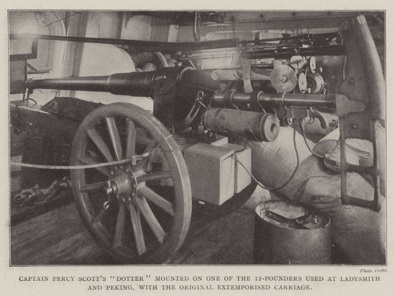 Percy Scotts Dotter kapitány a Ladysmithben és Pekingben használt 12 font egyikére szerelte fel az Eredeti Extemporized Carriage-t alkotó: English Photographer