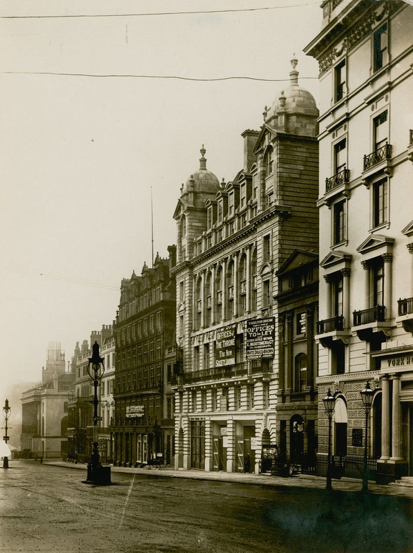Carlton House, a St Philips Chapel helyén, a londoni Regent Streeten épült 1904-ben alkotó: English Photographer