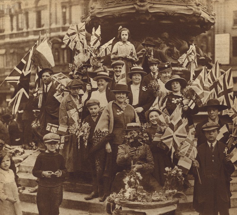 Az első világháborús győzelem ünneplése a londoni Piccadilly Circuson alkotó: English Photographer