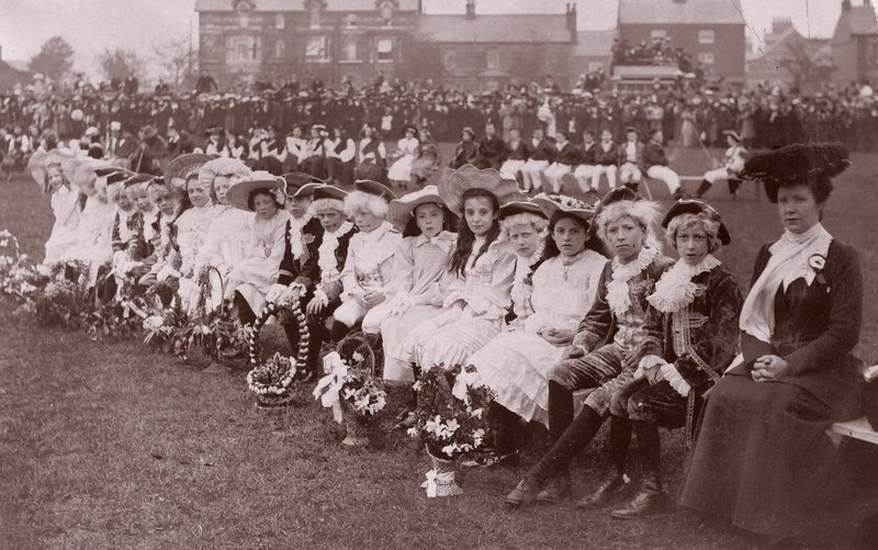 Gyermek résztvevők díszruha versenyen, 1910 körül (fekete-fehér fotós) alkotó: English Photographer