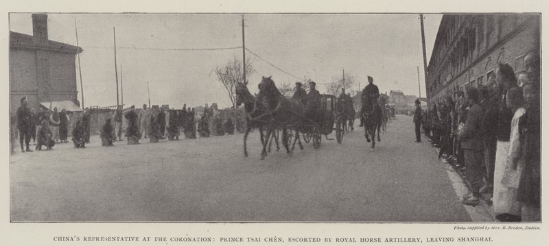 Kína koronázási képviselője, Tsai Chen herceg, a Royal Horse Artillery kíséretében, elhagyja Sanghajt alkotó: English Photographer