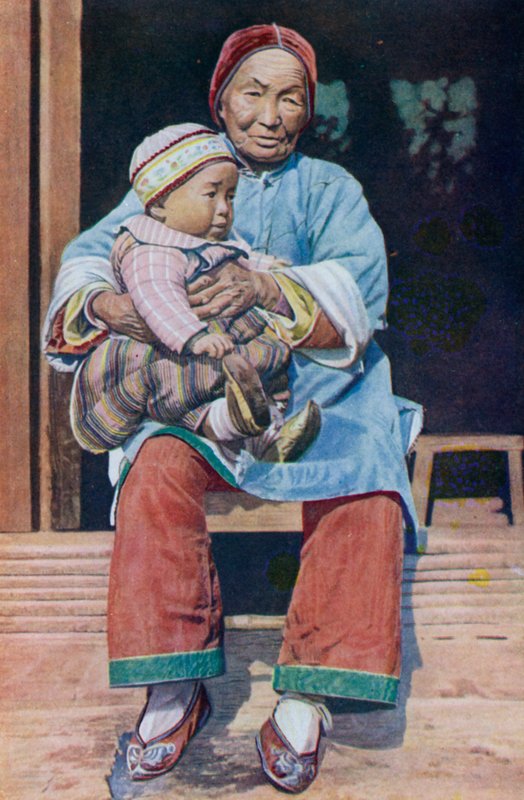 Kínai nagymama, nadrágot visel, unokájával alkotó: English Photographer