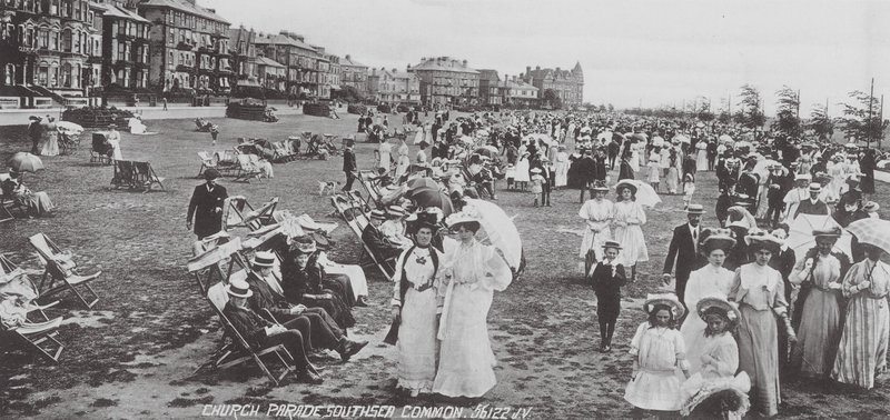 Church Parade, Southsea Common (fekete-fehér fotó) alkotó: English Photographer