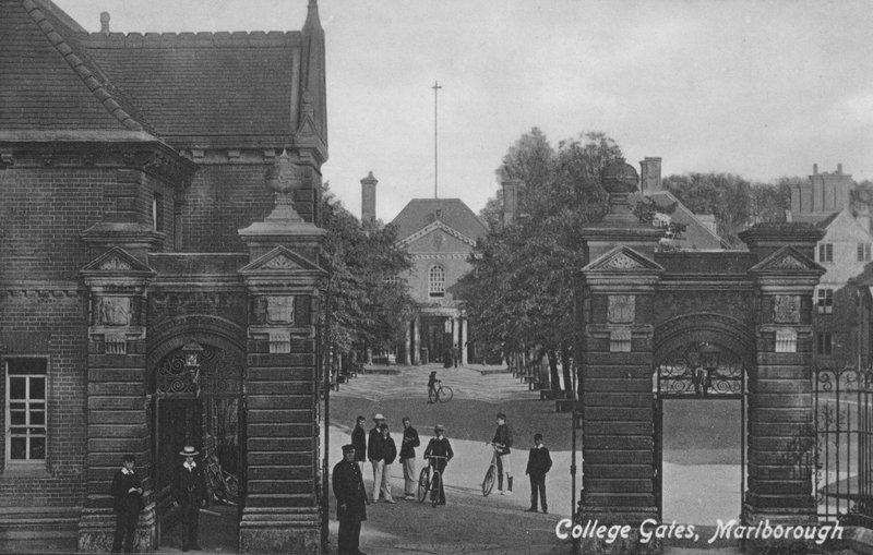 College Gates, Marlborough College, Wiltshire (f/w fotó) alkotó: English Photographer