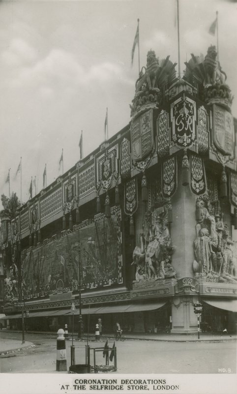 Koronázási díszek a Selfridge üzletben, Londonban alkotó: English Photographer