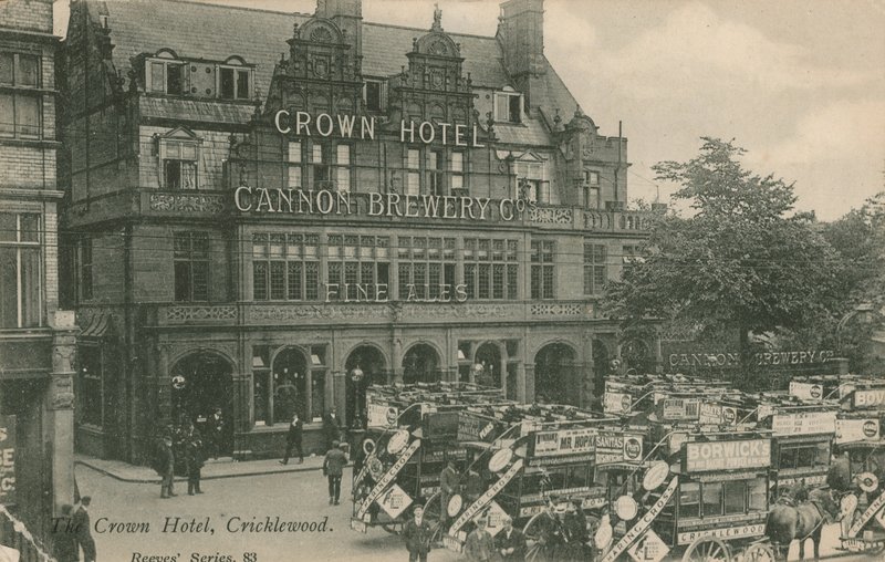 Crown Hotel, Cricklewood alkotó: English Photographer