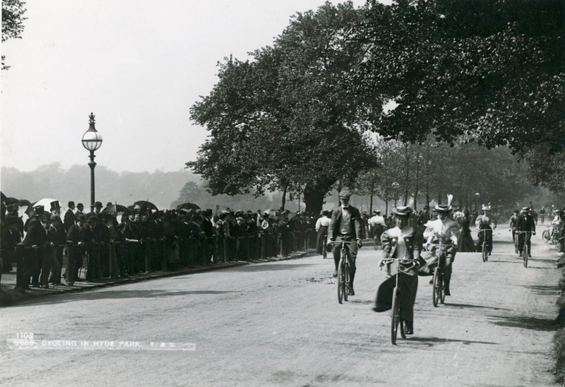 Penny farthing a forgalomban a Mansion House előtt az 1880-as években alkotó: English Photographer