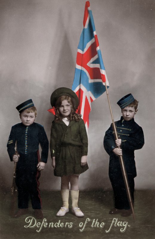 A zászló védelmezői, három gyermek egyenruhában az Union Jack-kel (fotó) alkotó: English Photographer