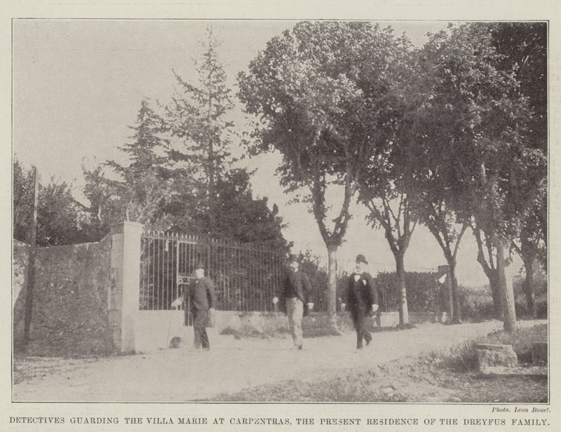 A Carpentras-i Villa Marie-t őrző nyomozók, a Dreyfus család jelenlegi lakóhelye alkotó: English Photographer