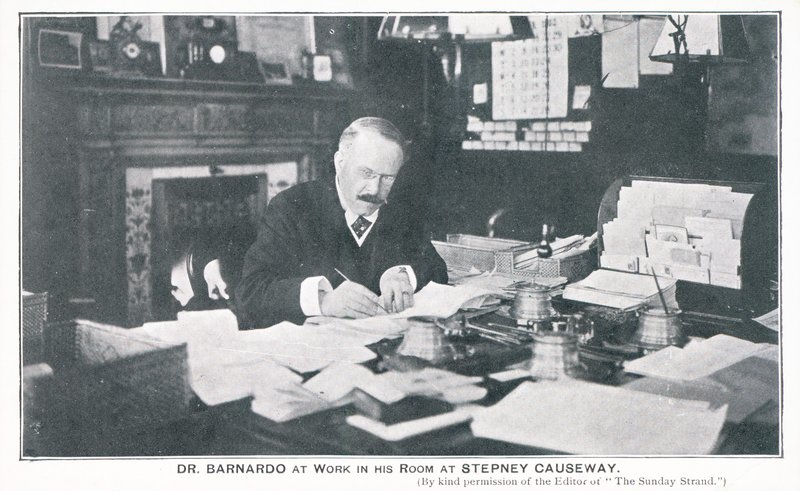 Dr. Barnardo a Stepney Causeway-i szobájában dolgozik alkotó: English Photographer