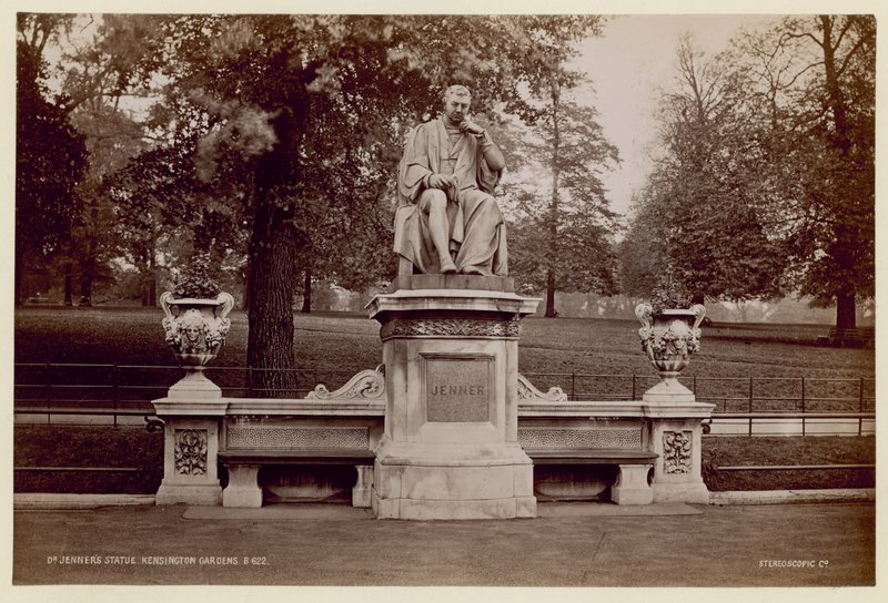 Dr. Jenners szobor a Kensington Gardensben alkotó: English Photographer