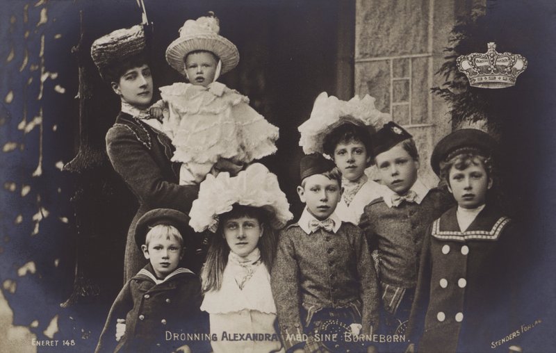 Alexandra királynő gyermekeivel (fekete-fehér fotó) alkotó: English Photographer