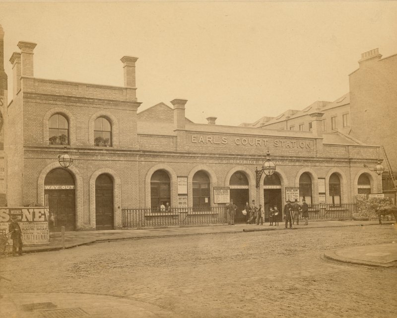 Earls Count Station - Earls Court Road bejárata; A fényképet C Latham készítette 1878-ban alkotó: English Photographer