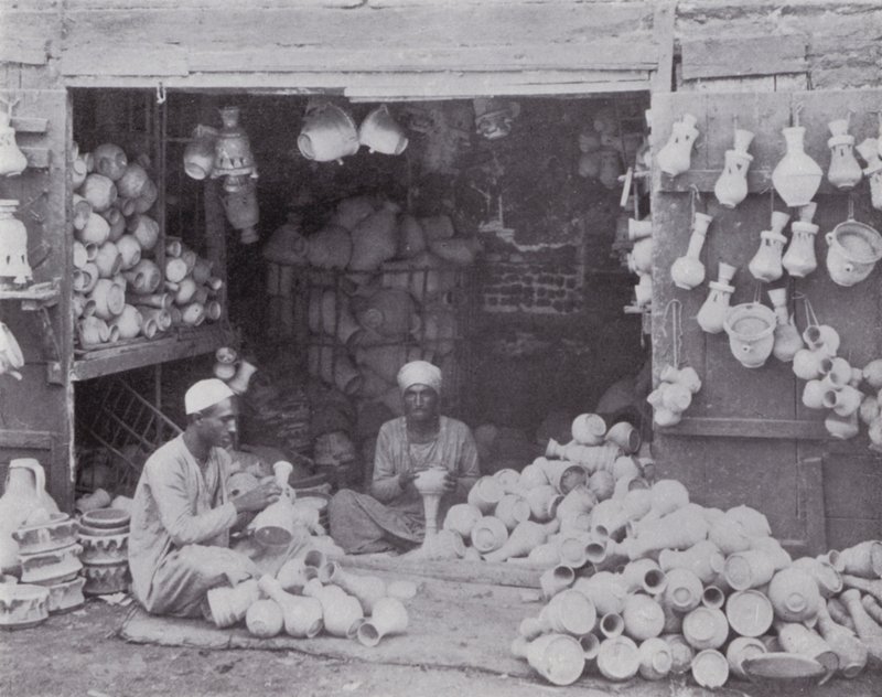 Egyiptom: az arabok gulleheket, vízhűtőket árulnak (f/w fotó) alkotó: English Photographer