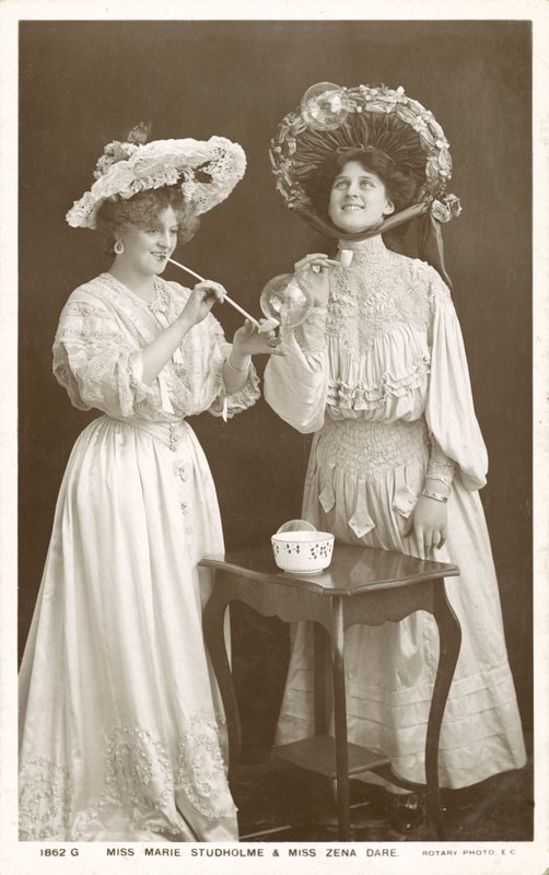 Zena Dare és Marie Studholme angol színésznők és énekesnők (fekete-fehér fotó) alkotó: English Photographer