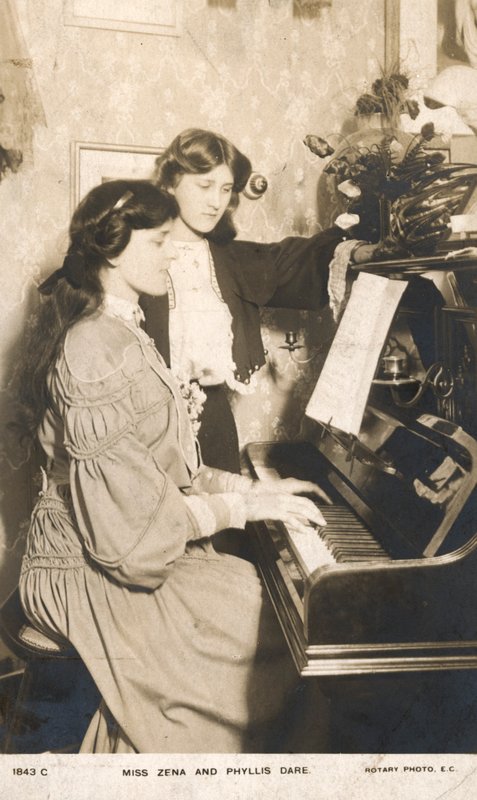 Angol színpadi színésznők és énekesnők, Zena Dare és nővére, Phyllis Dare (fekete-fehér fotó) alkotó: English Photographer