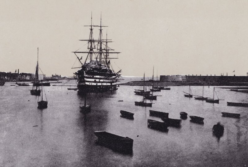 Portsmouth kikötő bejárata (f/w fotó) alkotó: English Photographer