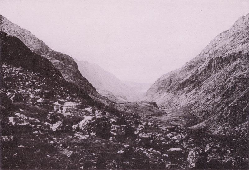 Bejárat a Llanberis-hágóba (f/w fotó) alkotó: English Photographer