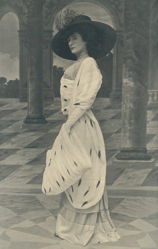 Hermelin tekercs, mindkét oldalán hermelinnel készült, nagyméretű Muff, szintén Mókusból (fekete-fehér fotó). alkotó: English Photographer