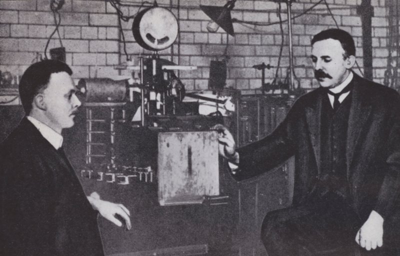Ernest Rutherford (balra) és Hans Geiger a Manchesteri Egyetem fizikai laboratóriumában (fekete-fehér fotó) alkotó: English Photographer