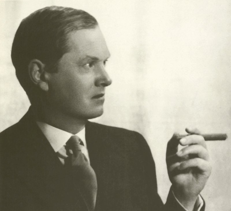 Evelyn Waugh, portré, dohányzó szivar (f/w fotó) alkotó: English Photographer
