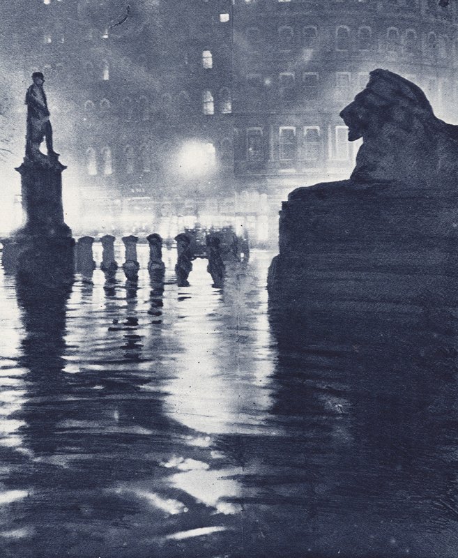 Esti árnyékok a Trafalgar téren, London (fekete-fehér fotó) alkotó: English Photographer