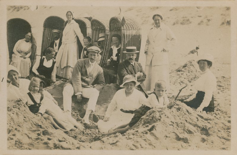 Család a tengerparton. 1913-ban feladott képeslap. alkotó: English Photographer