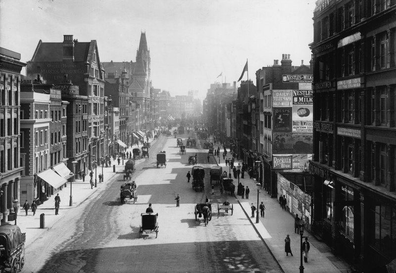 Farringdon Street, London, a Holborn Viaducttól alkotó: English Photographer