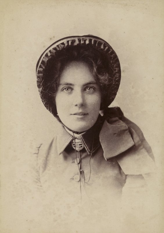 Üdvözítő nő alkotó: English Photographer